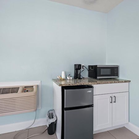 Partial Ocean View Hotel Room- King Bed #1 Fort Pierce Exterior foto