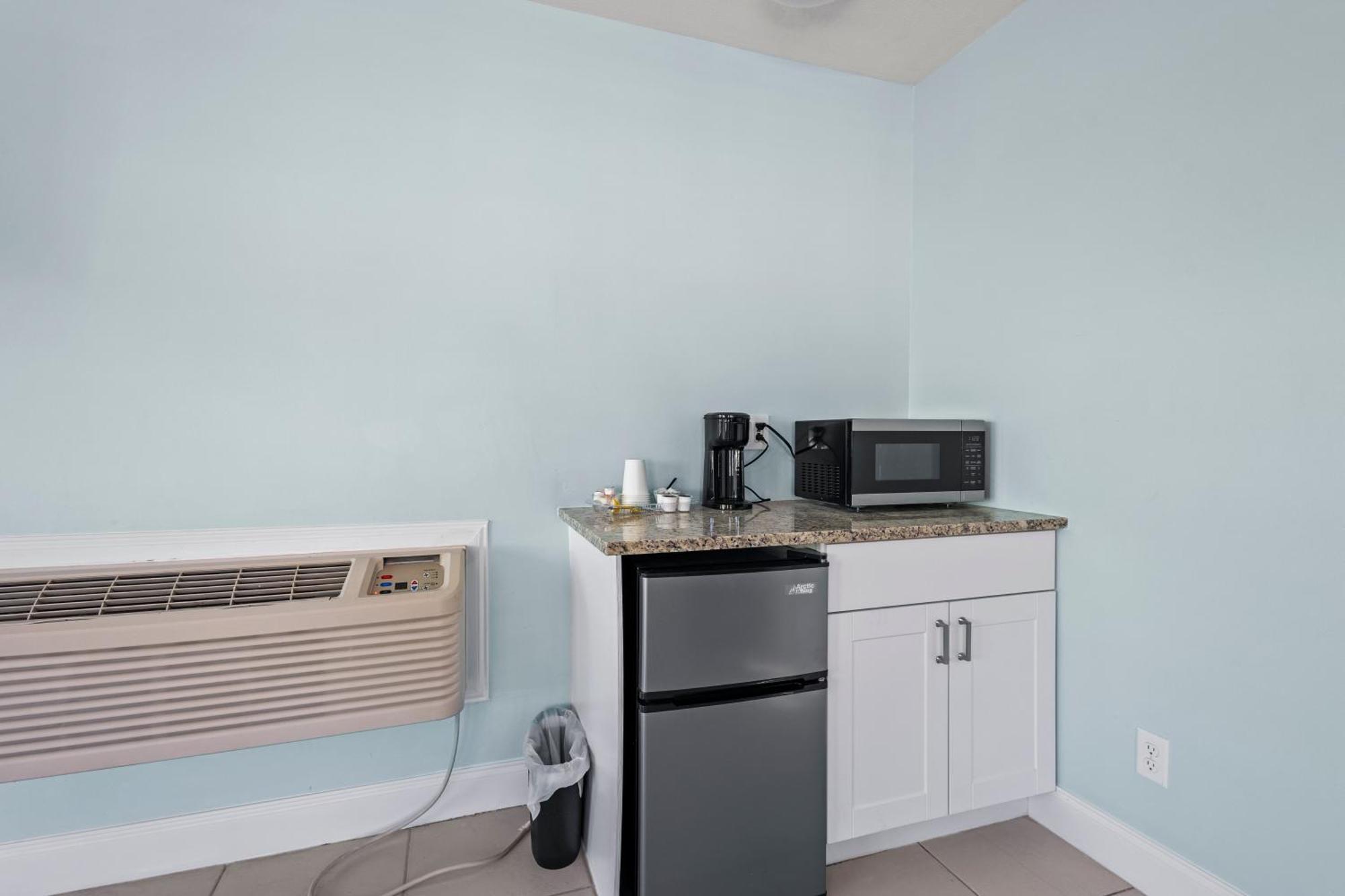 Partial Ocean View Hotel Room- King Bed #1 Fort Pierce Exterior foto